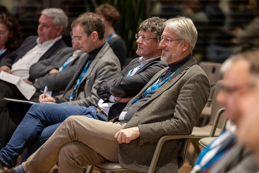 Impressionen der Mitgliederversammlung des Vereins Klimapartner Südbaden e.V. - Zu sehen sind Menschen aus dem Publikum