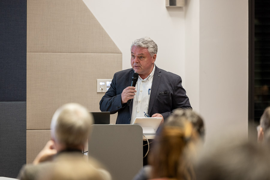 Impressionen der Mitgliederversammlung des Vereins Klimapartner Südbaden e.V. - Zu sehen ist Herr Alfred Isele beim Vortrag