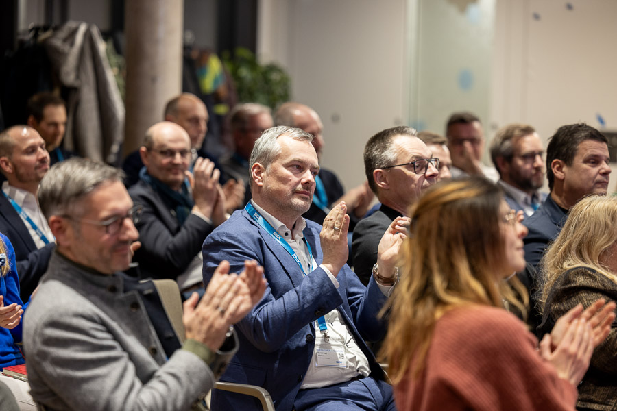 Impressionen der Mitgliederversammlung des Vereins Klimapartner Südbaden e.V. - Zu sehen sind mehrere Menschen im Publikum, die applaudieren