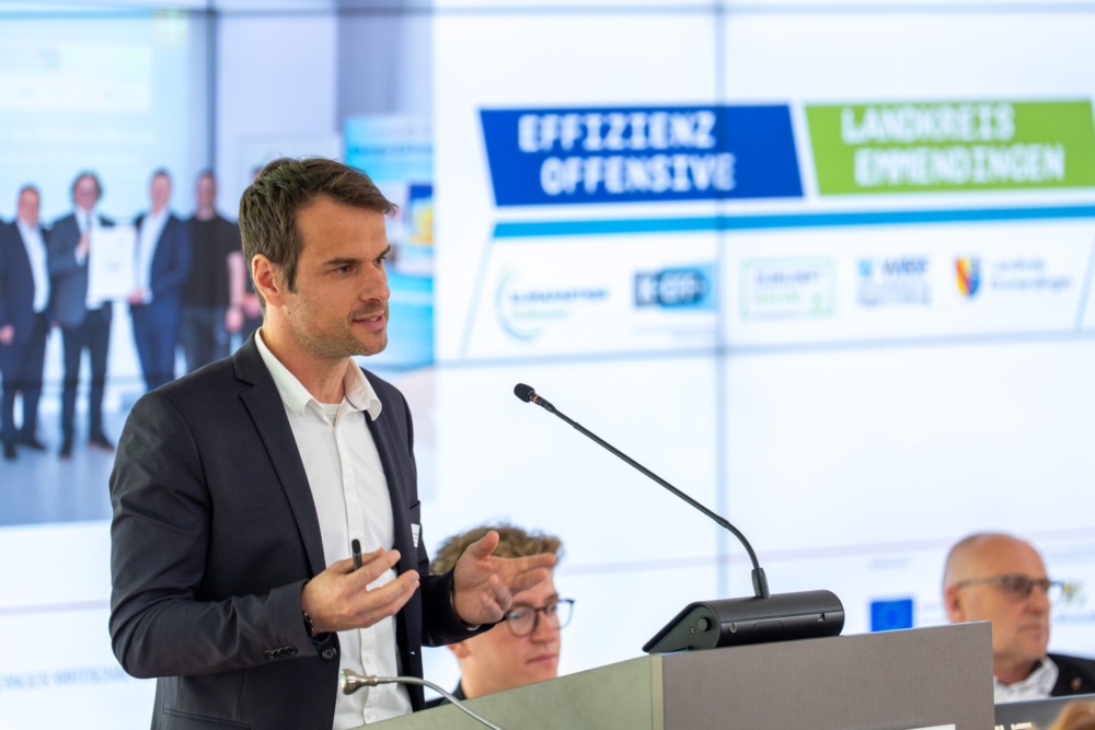 KEFF+Moderator Fabian Delong zeigt beim Wirtschaftsbankett auf, welche kostenfreien Angebote die Effizienz-Offensive anbietet.