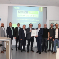 RP Gabbert überreicht das KEFF+Label an GF Holzer